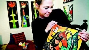 Färgsprakande konst. Liz Pettersson visar imorgon upp sin nya ateljé och  utställning. Här ses bland annat verket, Bäckahästens pärlor.