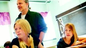 Författarverkstad. Annie Nilsson, till vänster, och Annelie Svensson tänker fram bra idéer till övningen som författaren Martin Widmark gett eleverna.Foto: ELLEN KINDSTRAND