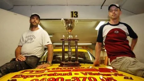 Vandringspriset som WMSK-duon fick med sig hem var ståtligt, co-driver Christer Molin, till vänster, och "mäster" Jörgen Johansson.Foto: Ilkka Ranta