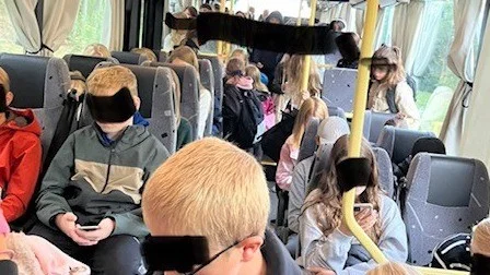 När John Söderman följde med sin dotter till skolan i måndags så dokumenterade han hur det kan se ut i bussen.