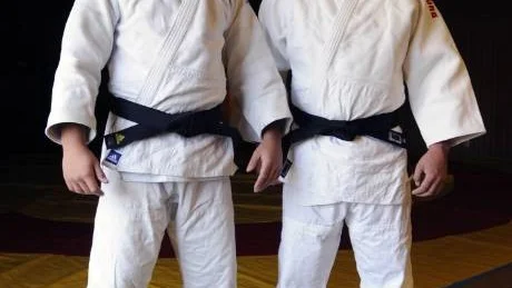 2 x svart bälte. Jonas Söderblom och Joakim Källström, Västerviks judoklubb, har blivit mästare och bär stolta sina svarta bälten.FOTO:ANDERS STEINER