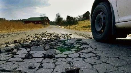 Precis så här ser inte länsväg 846 ut. Men den är i behov av uppfräschning enligt de boende längs vägen. Något de verkar få vänta länge på.Foto: Anders Steiner
