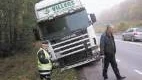 På fredagen breddades E 22 förbi vägarbetana på E 22 vid sjön Hjorten. Vägbanan var för smal för att två större lastbilar skulle kunna mötas. På tre dagar har tre långtradare skutit ned i diket. Foto: Kjell-Arne Karlsson
