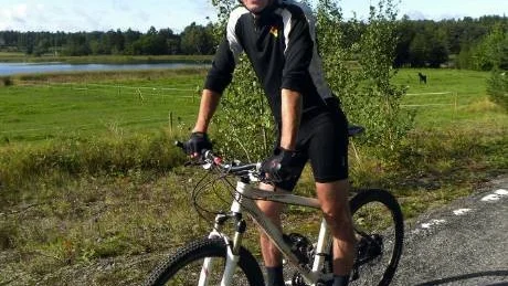 Kenneth Gustavsson i Tjust BRC, cyklar en provrunda inför motionsloppet Tjust-Trampet som körs söndagen den 13 augusti. Längs cykelvägen i södra Tjust finns många vackra vyer. Här har Kenneth stannat till på  vägen till Hörtingerum.