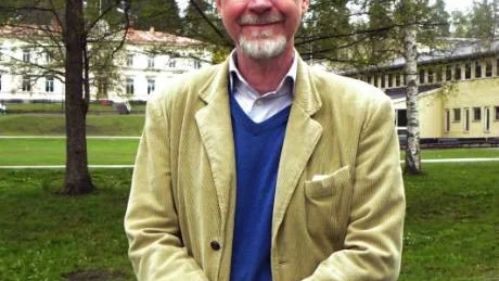 Hans Hansson går i pension ett halvår i förtid.