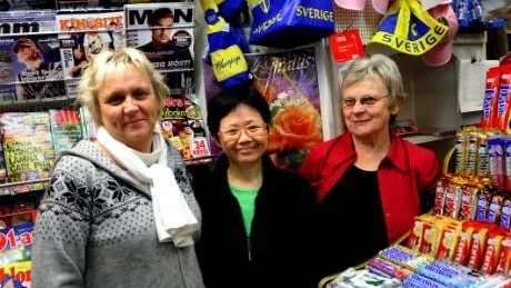 Nya och gamla Cigarrlådan. Elsy Johansson, till höger, har drivit Cigarrlådan i Västervik sedan 1986 och haft dottern Marie Johansson, till vänster, anställd. Efter årsskiftet tar Karin Hwang över butiken eftersom Elsy går i pension. Men affären kommer att fortsätta under samma namn. Foto: Anders Steiner