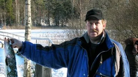 Agne Nilssons visar upp den goda fångsten för sina fiskevänner.