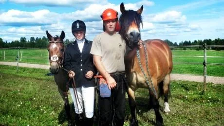 Isabell Thorsson, från Västervik med hästen Nynäs Andros och Roy Johansson, från Hjorted med hästen Lucas,  tävlade för Tjust Körsällskap när det var SM i bruksridning och skogskörning i Rättvik helgen som gick. Foto: Privat