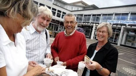 Anita och Gunnar Olofsson samt Hans och Irene Nilsson trotsar vädret och har picknick utanför Bryggaren.  Foto: Lisa Olaison