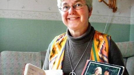 En Astrid Lindgrenbok, en bok med minnen från resor i Kosova och diakonsmycket är tre saker som Eva Byström valt som viktiga för henne.
