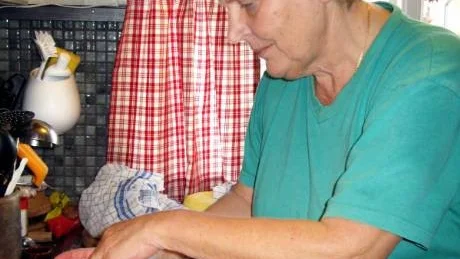 Monica Almqvist, Västervik, ystar med flinka händer tills ostmassan känns fast och bra.