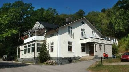 Överums hotell har bytt ägare. Danne Strömberg från Storebro har köpt hotellet och kommer att driva det vidare efter en del ombyggnader.Foto: Ingemar Petersson