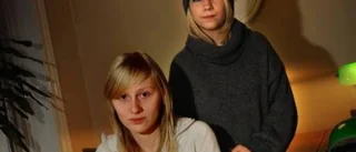 Tova och Alexandra trivs på skolan