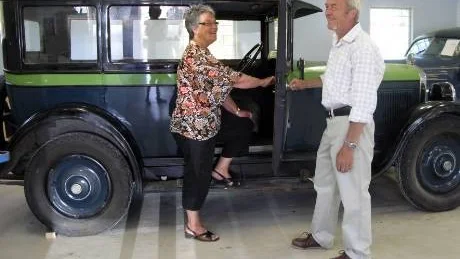Paret Gunnel och Håkan Kling, Tyftingemar i Gunnebo, tar en kik på Hupmobile från Amerika med årgång 1927. Utställningen visar smeden Gösta Nilsson på "Turista Hemmadagen" i går.
