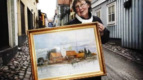 Ann-Marie Sjöstam med den mystiska bilden.Foto: Ellen Kindstrand