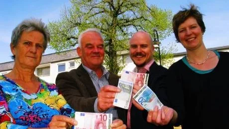 Eurosedlar ska bli ett naturligt inslag i den lokala handeln i Söderköping, hoppas folkpartisterna (från vänster) Silva Karlsson, Mikael Arosenius, Mathias Sundin och Karin Granbom Ellison.Foto: Henrik Johansson