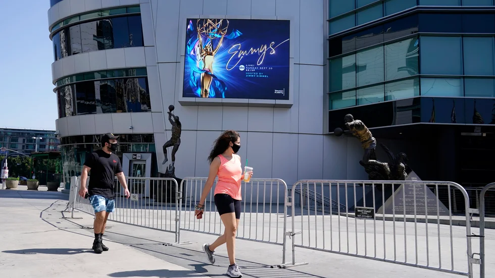Det är nästintill tomt utanför Staples Center i Los Angeles, därifrån Emmygalan sänds i år.