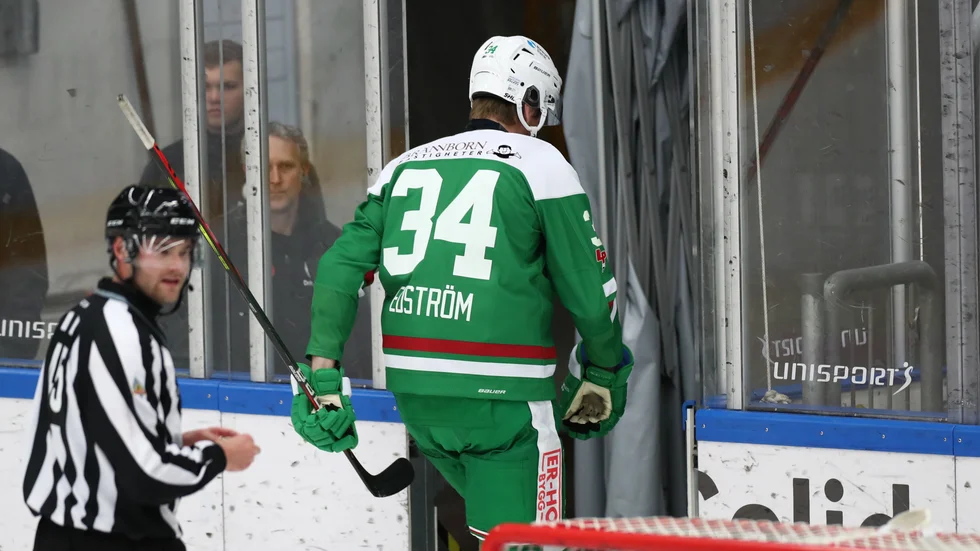 Rögles Adam Edström lämnar isen efter att ha fått matchstraff i SHL-premiären.