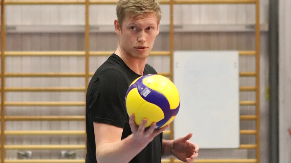 Efter en säsong som proffs i belgiska Menen är Vingåkers VK ny klubbadress för landslagsspelaren Linus Ekstrand.