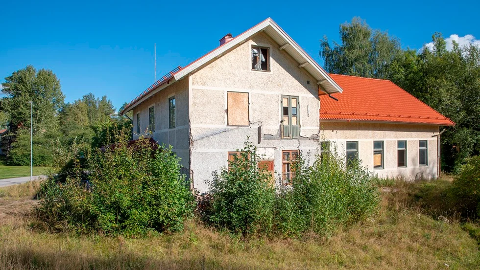 Taket är bytt och invändigt är det rivet. Ritningar och bygglov för sju lägenheter finns för fastigheten. "De som har hört av sig har olika idéer", säger mäklaren Jeanette Carpman på Länsförsäkringar fastighetsförmedling. 