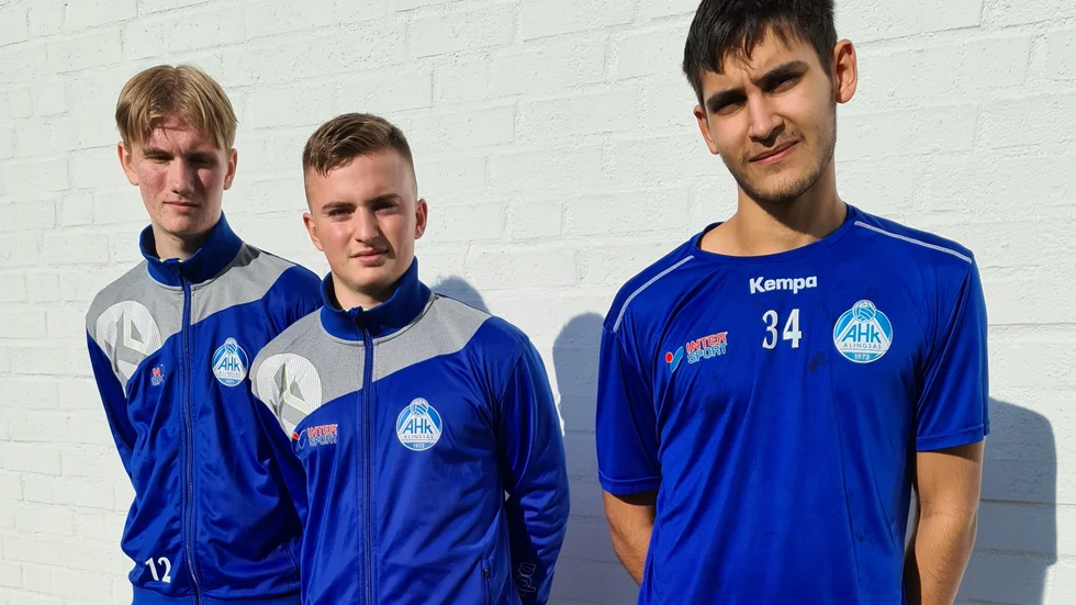 Norrköpingsgrabbarna Benjamin Hedlund, Timothy Babic och Joshua Mesias Wästerlund går alla på handbollsgymnasiet i Alingsås.