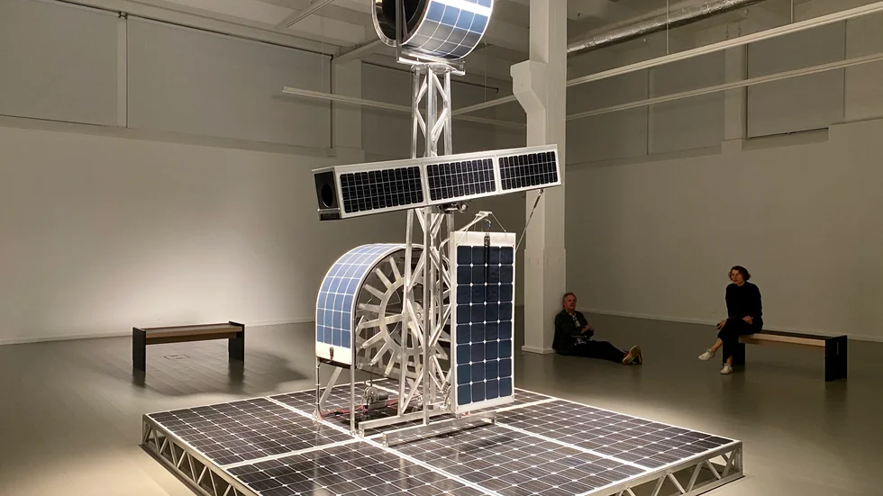 "Scenario /Scenery" är en maskin inspirerad av maskiner som användes på teatrar för att skapa illusioner av väder. Men maskisnen i Eskilstuna konsthall drivs med den senaste solcellstekniken.