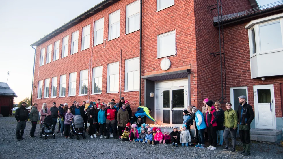 Byborna i Bredåker gick i höstas man ur huse för att manifestera för sin skola. Förvaltningen öppnar nu för att föra dialog med en fristående skolaktör.