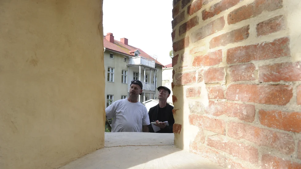 Det är kulturmuraren Johan Berglund och två av hans kollegor som har restaurerat kyrkoruinen i Gamleby. På fredagen var byggnadsantikvarien Jan Westergren på plats för att besiktiga.
