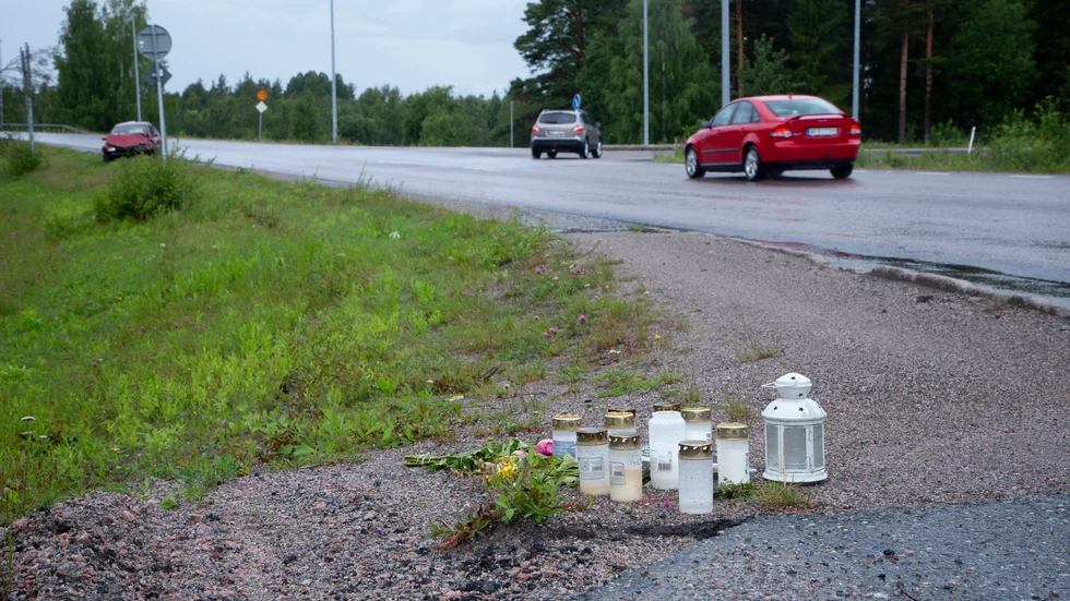 Vänner och anhöriga har tänt ljus för Hanna Lundquist vid korsningen där den svåra olyckan skedde. 