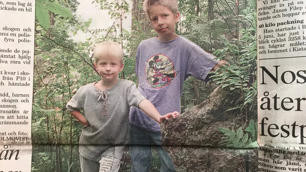 Joel Lundquist, 5 år, och Emil Johansson, 9 år, hittade en granat i ”lillskogen” vid Skogsborgsskolan i Katrineholm.