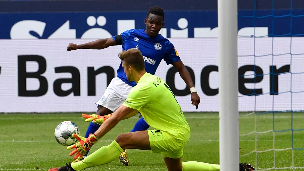 Rabbi Matondo i ett möte med Augsburg i Bundesliga. Arkivbild.