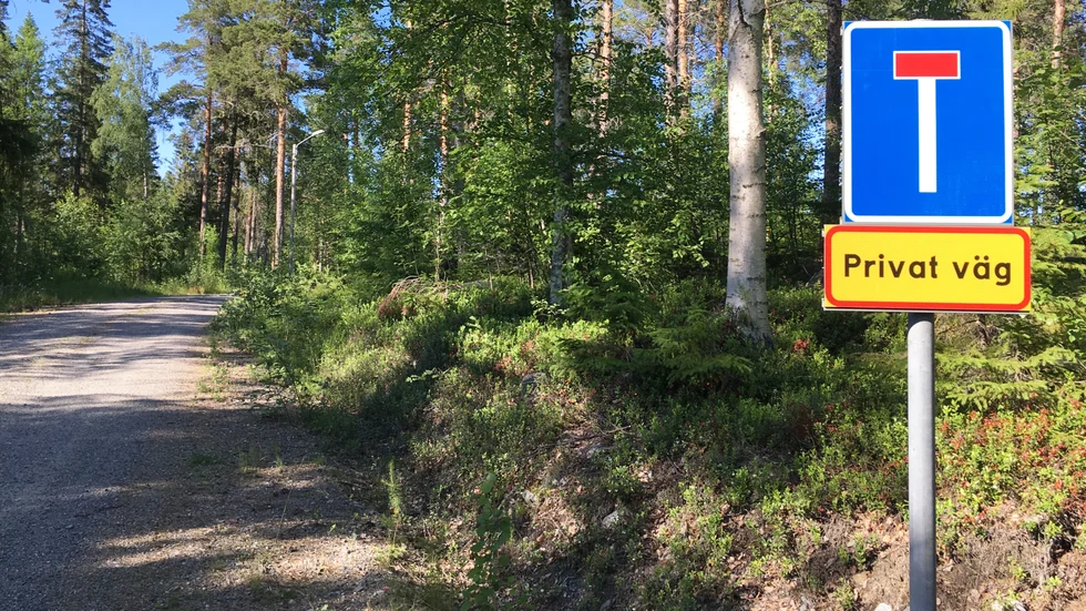 Skylt som förkunnar att de boende stängt av vägen.