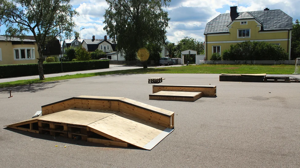 När vi var på plats för att fota skejtparken vid Stenhagsparken var där ett gäng unga skejtare som ljudligt protesterade mot kommunens förvisande.