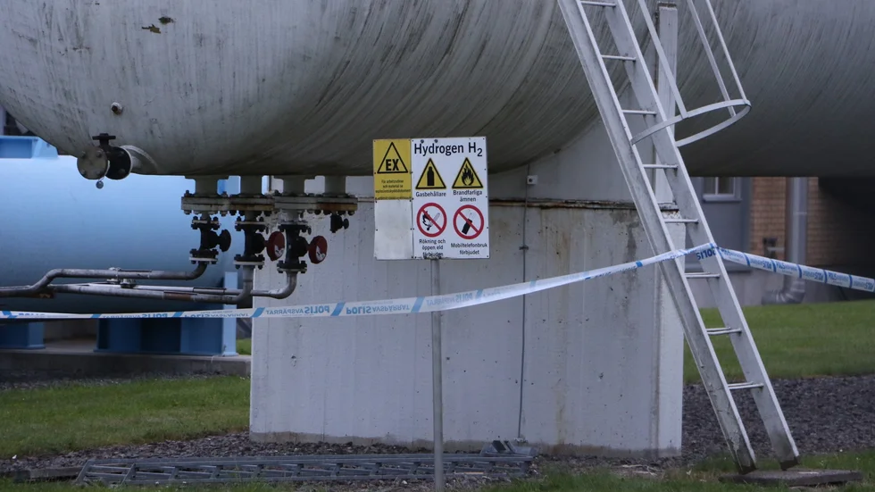 De två männen påträffades okontaktbara i en tank på fabriksområdet och konstaterades därefter vara avlidna.