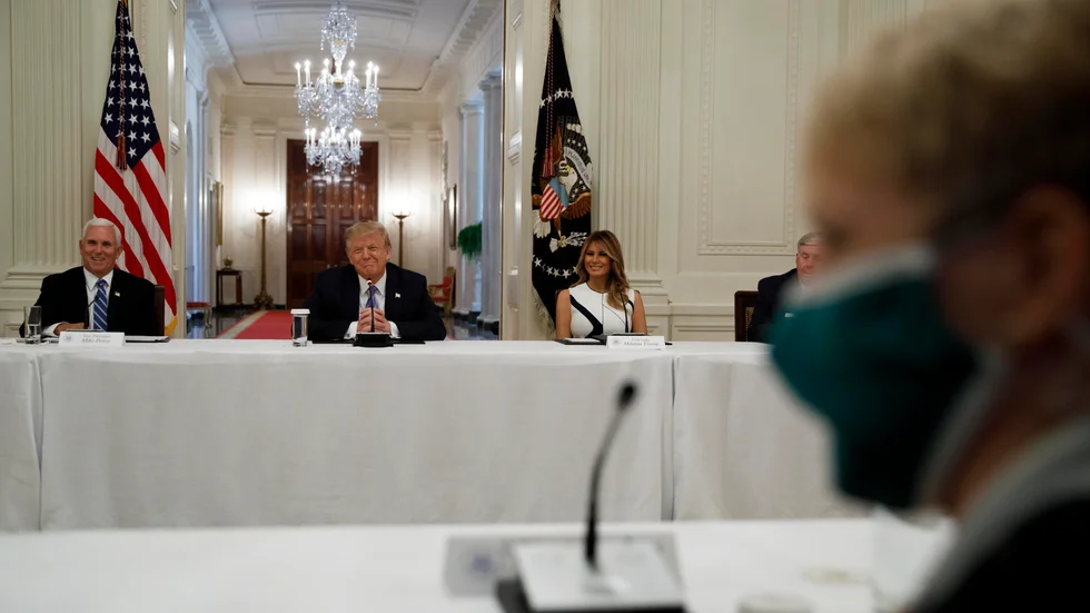Donald Trump, flankerad av USA:s första dam Melania Trump, under ett panelsamtal om säkra skolöppningar i Vita huset på tisdagen.