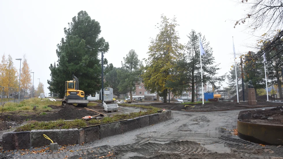 Renoveringen av stadsparken blir ännu dyrare för Luleå kommun. Stadsbyggnadsförvaltningen riskerar att få betala byggsanktionsavgift på 772 409 kronor för att ha börjat utan startbesked.