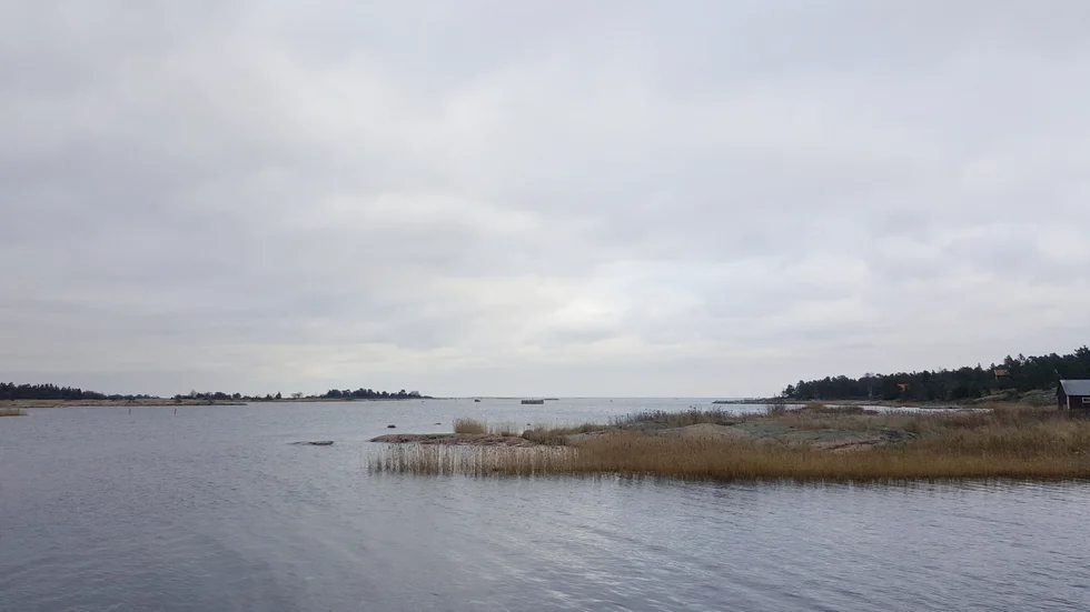 Länsstyrelsen räknar med en havsnivåhöjning på 70 centimeter de närmaste 80 åren. Vad får man det ifrån?
Undrar Göran Bjärle.