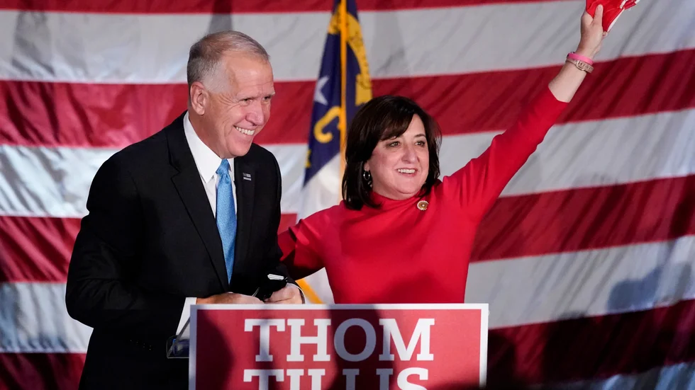 Senatorn Thom Tillis med sin hustru Susan Tillis på sin valvaka förra veckan.