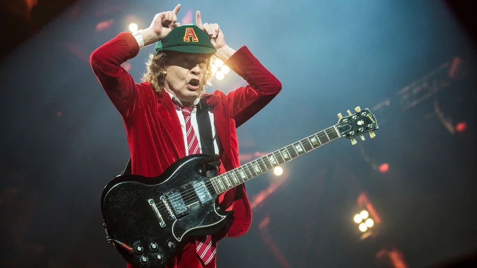 Angus Young från AC/DC, bandet som aldrig utvecklas och har lagt sig på en trygg lägstanivå. 