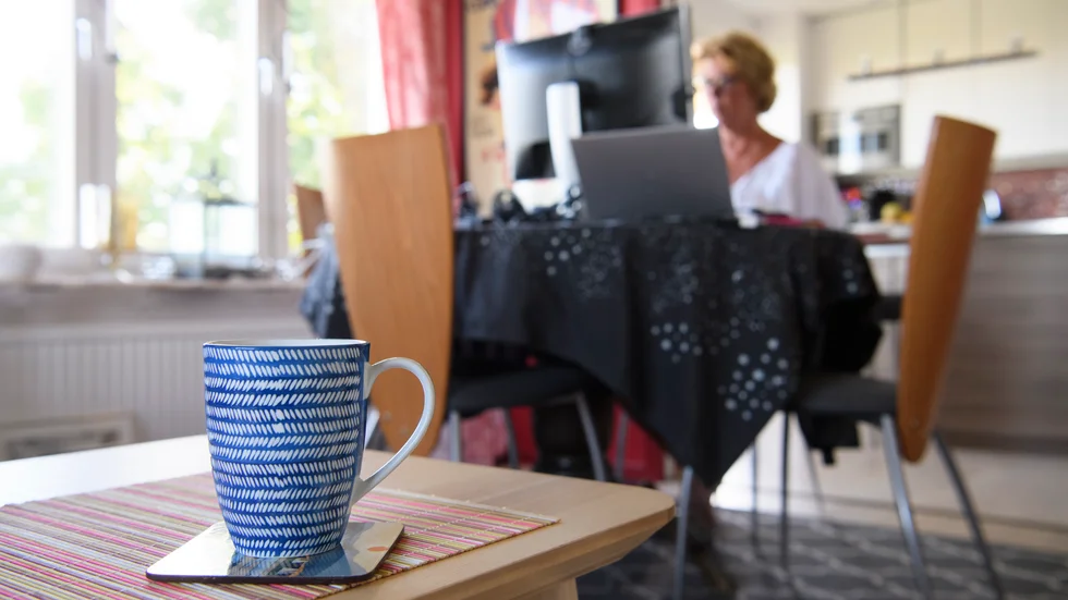 "På onsdagen var så mycket som var tionde anställd inom polisen inte på jobbet på grund av sjukdom eller karantän. Det är helt uppenbart att karantänsregler börjar bli ett systemhot i paritet med själva smittspridningen, när viktiga funktioner slås ut, och vård och undervisning får ställas in", skriver ledarskribenten.