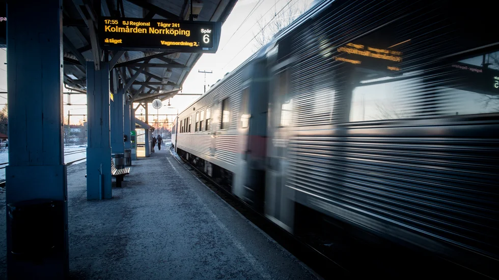 Gärna kopplade tåg, men då ska de utgå från Centralstation. Skriver Håkan Norén.