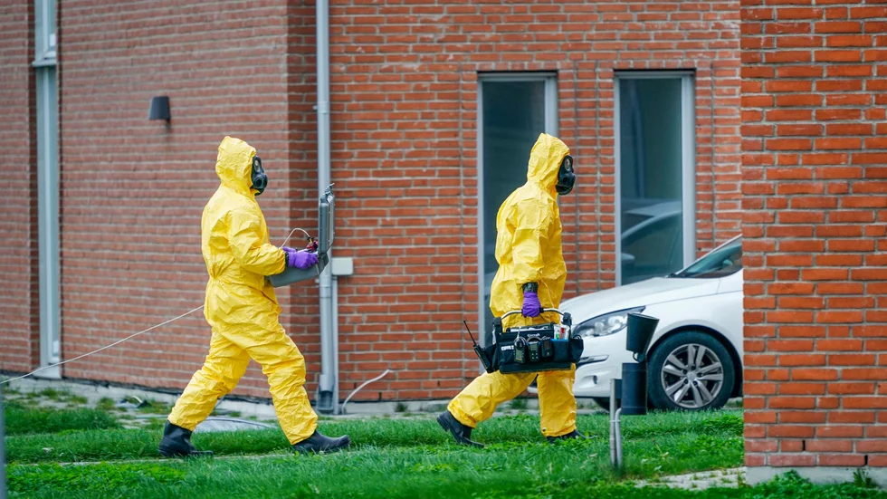 Personal i skyddsoveraller på plats vid Mahmoodmoskén i Malmö.