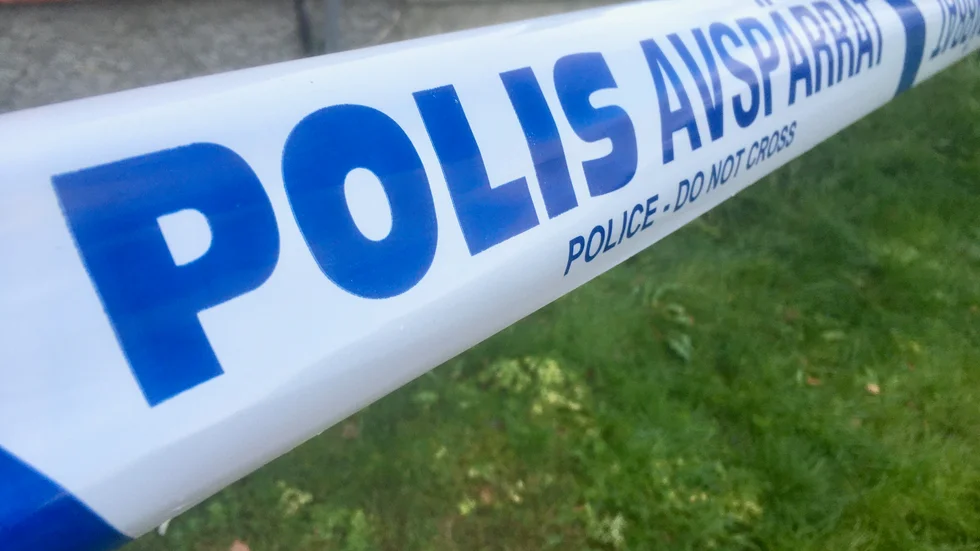 Polis och åklagare har de senaste dagarna fått in nya uppgifter kring den synnerligen grova misshandeln i Boliden, då offret fick ett finger avskuret. Under tisdagen ska en av männen på nytt förhöras.