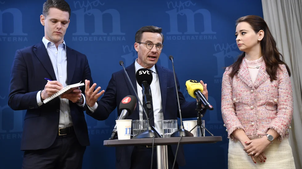 Ulf Kristersson flankerad av Christofer Fjellner och Alice Teodorescu när direktiven till idéprogrammet presenterades. Arkivbild.