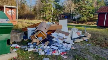 Natten mellan torsdagen och fredag tömde någon ut ett lass med skräp vid återvinningsstationen i Brokind. Skräpet ligger precis vid järnvägsspåret och utgör en fara, säger de boende.