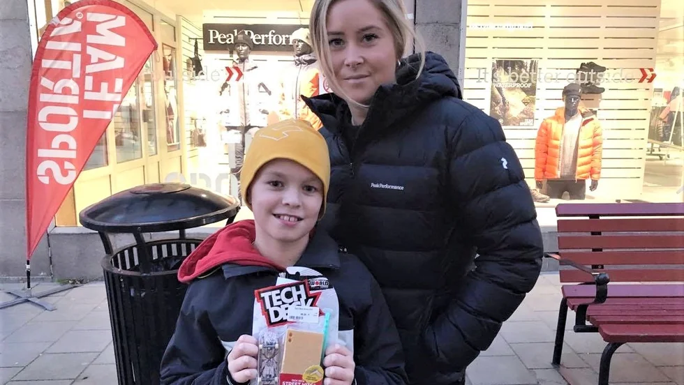 Sanna Ceder och Enzo Ceder, Öjebyn. Sandra: "Jag ska bo på hotell i Umeå i helgen". Enzo: "Jag ska äta godis, spela playstation och leka med min nya Tech Deck som jag köpte precis".