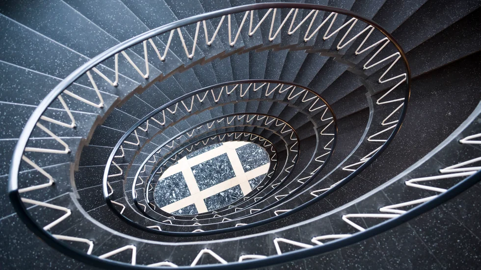 Av säkerhetsskäl bör den som går nedåt gå ytterst i spiraltrappor, skriver Leif Wahlström.