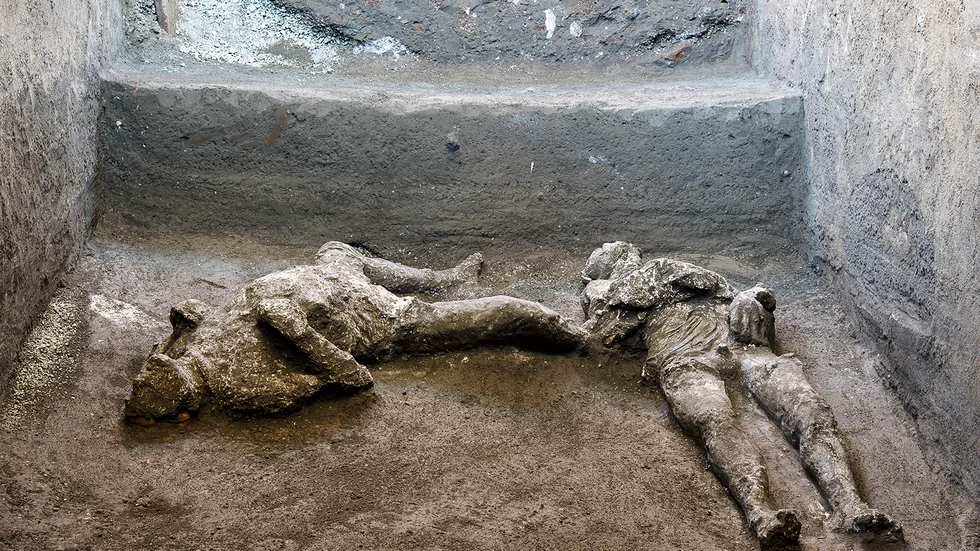 Arkeologer har hittat kvarlevorna av två män som dödades i Pompeji när vulkanen Vesuvius hade sitt utbrott för 1|941 år sedan.
