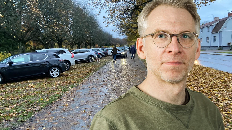 Vid gamla kyrkogården är det fullt kaos på med bilar på cykelbanan.