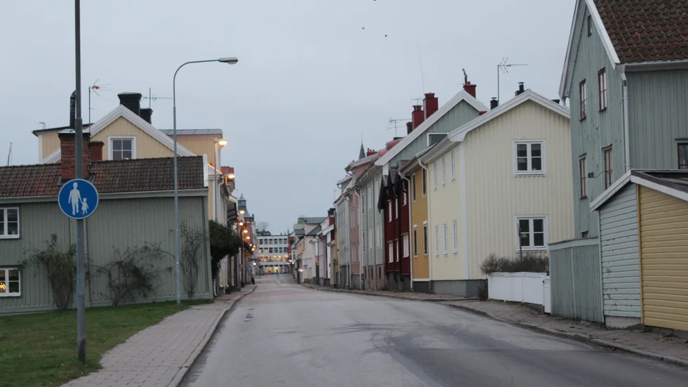 Olika försök har gjorts med sänkt hastighet, refuger och enkelriktning på Hamngatan. Lösningen för att öka trafiksäkerheten borde vara en gång- och cykelväg utanför de fastigheter som gränsar mot Gamlebyviken, tycker skribenten.